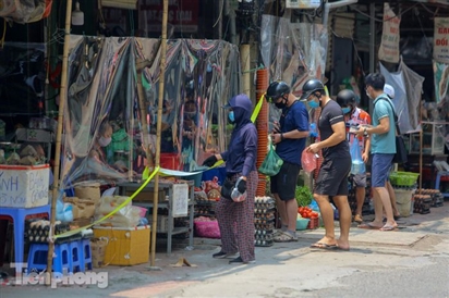 Chợ dân sinh ở Hà Nội quây ni lông, bán hàng không chạm để phòng dịch