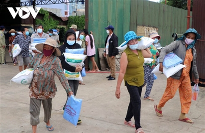 Hàng nghìn hộ người Campuchia gốc Việt tiếp tục được nhận cứu trợ
