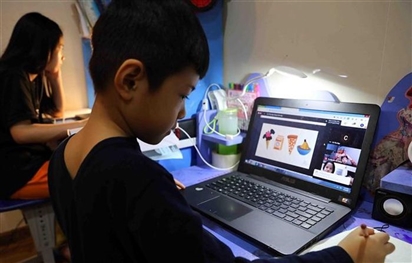 Nghỉ dịch không lương, phụ huynh chật vật sắm máy tính cho con học online