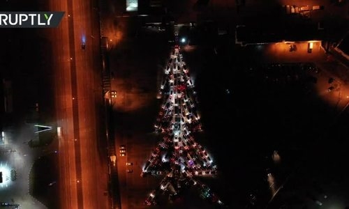 200 ô tô tạo hình cây thông khổng lồ đón Năm mới