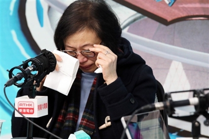 Lãnh đạo y tế Hong Kong bật khóc kêu gọi y, bác sĩ không đình công
