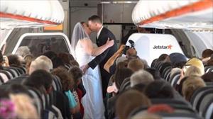 Bộ đôi tổ chức đám cưới trên máy bay