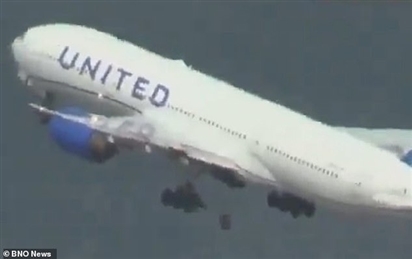 Khoảnh khắc máy bay Boeing 777 chở 249 người rơi bánh khi vừa cất cánh