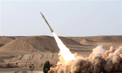 Iran phóng tên lửa trong cuộc tập trận quân sự