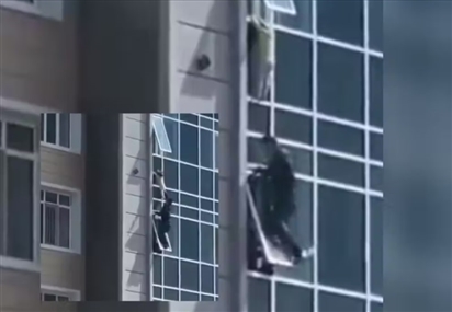 Kazakhstan: ''Thót tim'' người đàn ông liều mạng cứu bé gái sắp rơi từ cửa sổ tầng 8