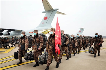 Cận cảnh 8 máy bay không quân TQ chở gần 800 quân nhân tiếp sức Vũ Hán