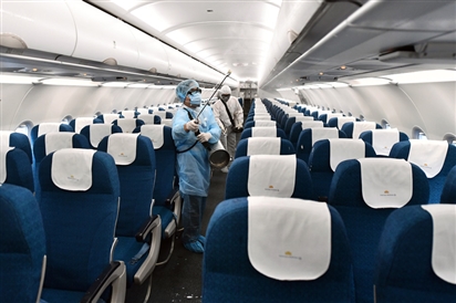 Cách ly tổ bay, khử trùng máy bay sau khi chở khách nhiễm nCoV về Trịnh Châu (Trung Quốc)