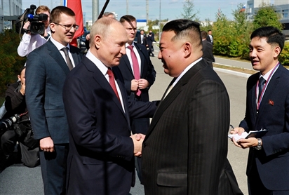 Ông Kim Jong-un gặp Tổng thống Nga Putin tại sân bay vũ trụ ở vùng Viễn Đông
