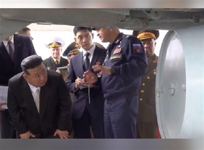 Ông Kim Jong-un đi xem máy bay ném bom và tên lửa siêu thanh Nga