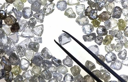 Ủy ban châu Âu đề xuất cấm nhập khẩu kim cương và đá quý của Nga