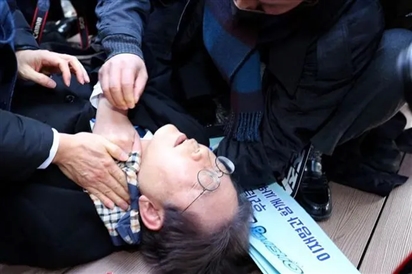 Lãnh đạo đảng đối lập Hàn Quốc bị đâm gục trước truyền thông