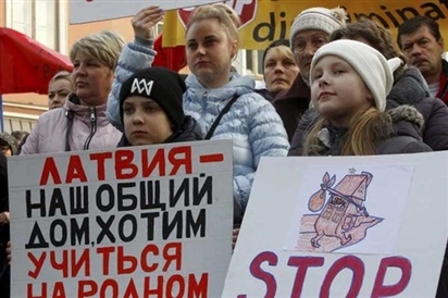 Latvia hợp pháp hóa việc trục xuất công dân Nga