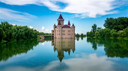 Doanh nhân Nga xây lâu đài tráng lệ giữa hồ để thỏa đam mê