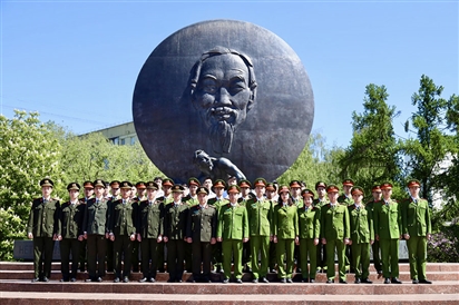 Đoàn DHS Bộ Công an tại LB Nga dâng hoa kỷ niệm 134 năm ngày sinh Chủ tịch Hồ Chí Minh (19/5/1890-18/5/2024)