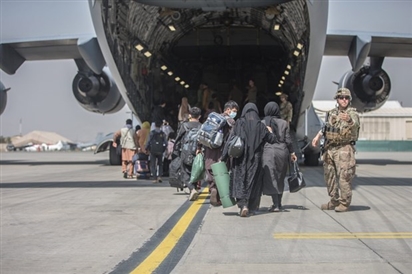 Video máy bay quân sự Nga sơ tán hàng trăm người từ Afghanistan