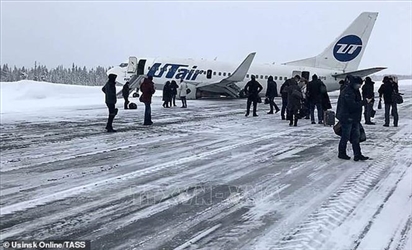 Máy bay Nga gặp sự cố, tiếp đất bằng bụng khi hạ cánh
