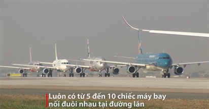Máy bay 'tắc đường' ở sân bay Tân Sơn Nhất