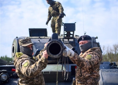 Sợ bãi mìn Nga, lính Ukraine bỏ lại xe tăng phương Tây để đi bộ