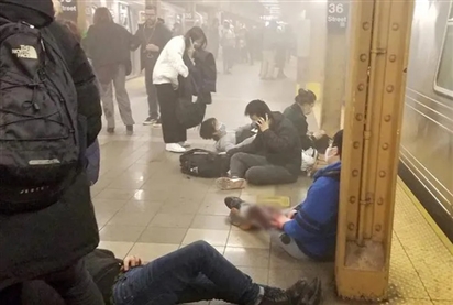 Nhiều người trúng đạn tại nhà ga tàu điện ngầm New York (Mỹ), phát hiện thiết bị nổ