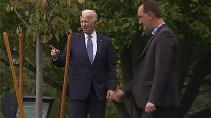 Ông Biden ''lạc lối'' trong khu vườn Nhà Trắng sau lễ trồng cây
