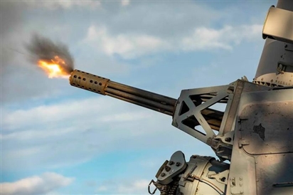 Tàu chiến Mỹ đánh chặn tên lửa của Houthi trong gang tấc