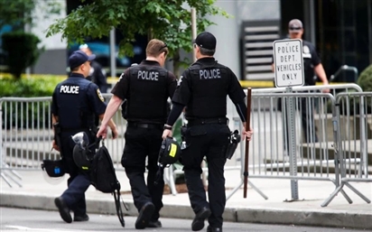 Căng thẳng đấu súng tại Mỹ khiến 8 cảnh sát thương vong