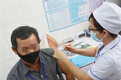 Thứ trưởng Y tế: Đẩy nhanh tiến độ sản xuất vaccine COVID-19 'made in Vietnam'