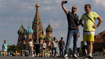 6 tháng chiến sự Ukraine: Cuộc sống người Nga dưới lệnh cấm vận