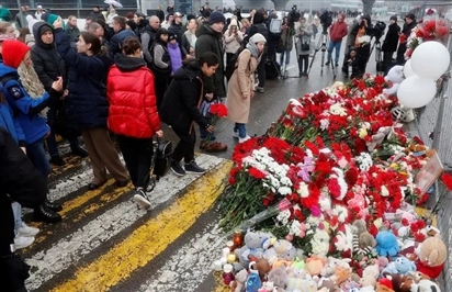 Người Nga đặt hoa tưởng niệm các nạn nhân vụ tấn công khủng bố gần Mátxcơva