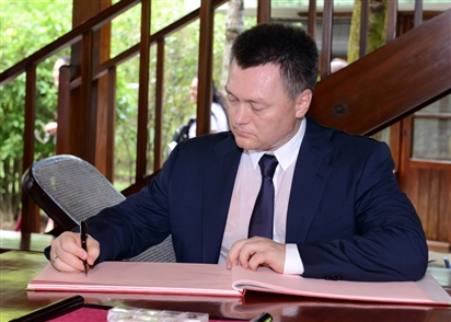 Đoàn đại biểu Tổng Viện kiểm sát Liên bang Nga vào Lăng viếng Chủ tịch Hồ Chí Minh