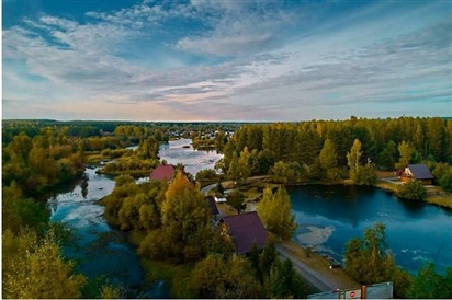 Cảnh đẹp thơ mộng ở ngôi làng bao quanh bởi sông nước ở Nga