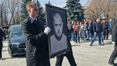 Hàng trăm người dự lễ tang phóng viên chiến trường Tatarsky của Nga