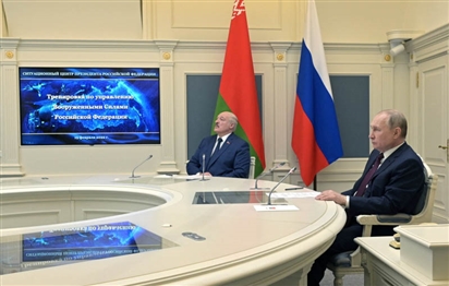 Ông Putin và người đồng cấp Belarus cùng ngồi xem tập trận tên lửa giữa lúc 'dầu sôi lửa bỏng'
