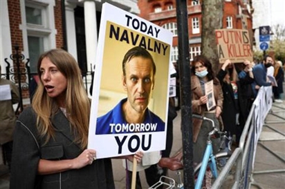 Nga chỉ cách người Mỹ - phương Tây rót tiền cho Navalny
