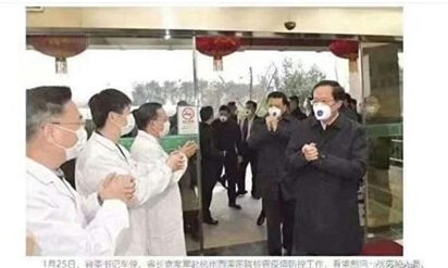 Dân Trung Quốc phẫn nộ trước hình ảnh nghi quan chức lấy khẩu trang của bác sĩ
