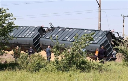 Tàu chở ngũ cốc trật bánh ở Crimea, nghi do phá hoại