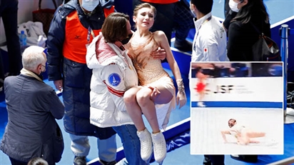 Người đẹp trượt băng Nga dính cú ngã nhiều người lo, phải bế vào bệnh viện