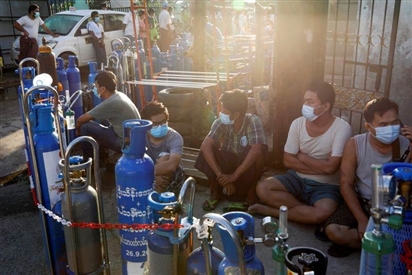 Người Myanmar vật vã tìm oxy vì Covid-19 quá dữ dội