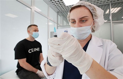 Nga bắt đầu tiêm nhắc lại vaccine phòng Covid-19