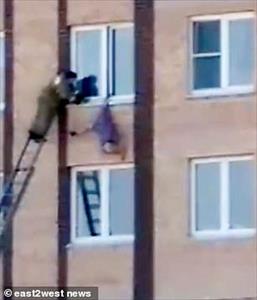 Người nhện Nga thoát chết thần kỳ sau khi bị treo ngược ngoài cửa sổ