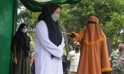 Người phụ nữ Indonesia bị đánh công khai 100 roi vì tội ngoại tình