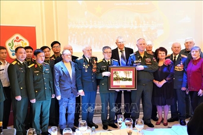 Cộng đồng người Việt ở St. Petersburg tri ân cựu chuyên gia quân sự Nga