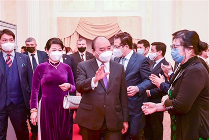 Chủ tịch nước Nguyễn Xuân Phúc gặp gỡ bà con Việt kiều tại Liên bang Nga