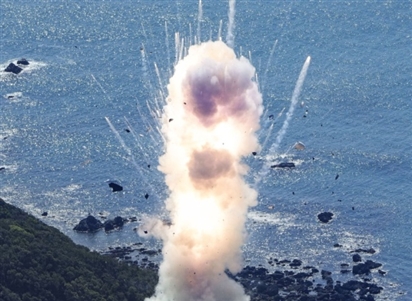 Khoảnh khắc tên lửa Nhật Bản phát nổ ngay sau khi phóng
