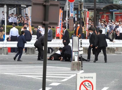 Cựu Thủ tướng Nhật Abe Shinzo gục ngã và đổ máu sau tiếng súng nghi ám sát