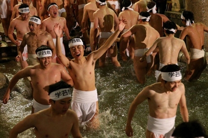 Hàng nghìn nam giới tham dự lễ hội khỏa thân ở Nhật Bản