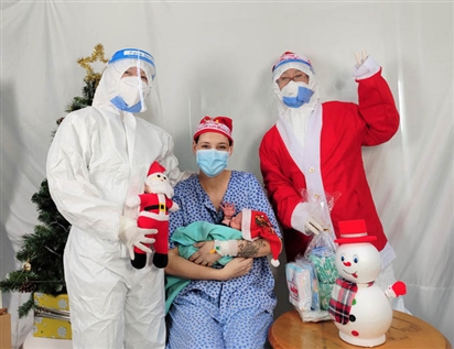 CLIP: Noel siêu đáng yêu tại Bệnh viện Điều trị Covid-19 Từ Dũ