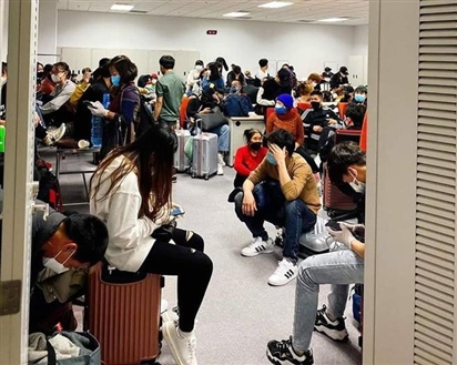 Hàng trăm người về từ Hàn Quốc kẹt nhiều giờ tại Nội Bài