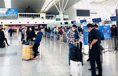 Ga quốc tế Nội Bài tấp nập khách trong ngày mở lại toàn bộ đường bay