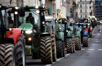 Nông dân Pháp dựng rào chắn biểu tình gây ách tắc giao thông kéo dài